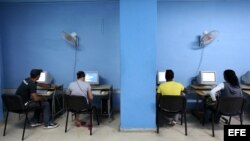 El Gobierno cubano ampliará desde junio los puntos de conexión pública a internet con nuevas salas de navegación como parte de su política de facilitar el acceso "social" a la red, pero continúa restringido su uso privado y desde los hogares.