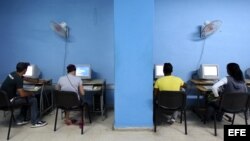 El Gobierno cubano ampliará desde junio los puntos de conexión pública a internet con nuevas salas de navegación como parte de su política de facilitar el acceso "social" a la red, pero continúa restringido su uso privado y desde los hogares.