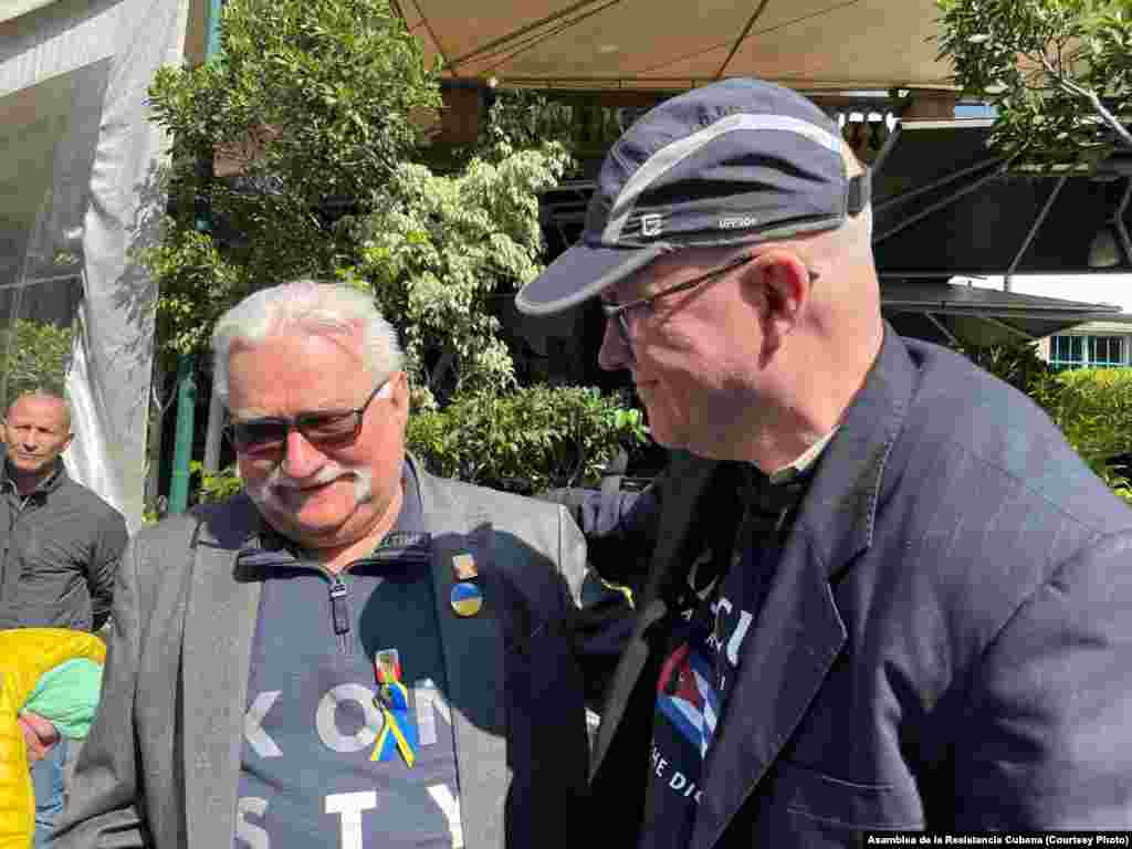 El expresidente polaco Lech Walesa, quien también participó en la protesta, hizo contundentes declaraciones por la libertad de Cuba, dijo la ARC. 