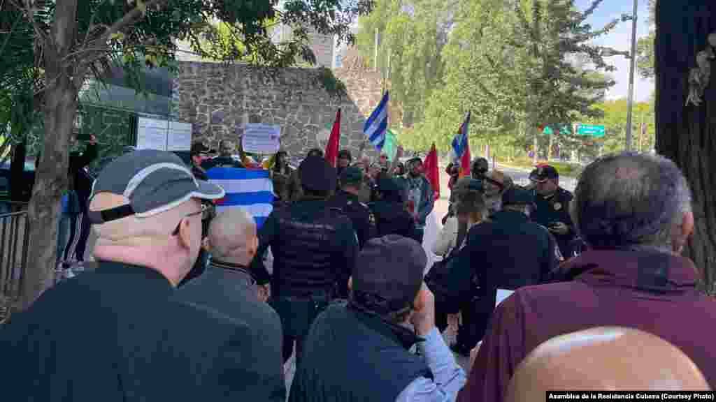 Miembros de la Asamblea de la Resistencia Cubana denuncian agresión frente a la embajada de Cuba en México, donde realizaban una manifestación este lunes.