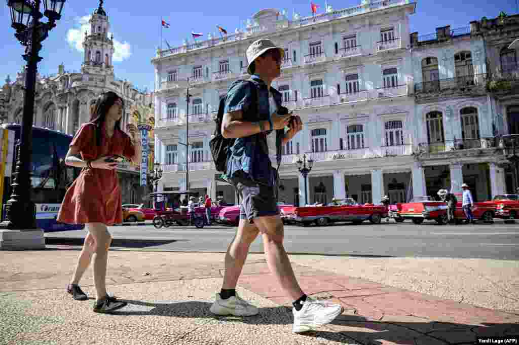 Turistas caminan por una calle de La Habana Vieja, el 20 de diciembre de 2023.