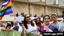 Mariela Castro (izq.) y Lis Cuesta encabezaron la conga oficialista contra la homofobia y la transfobia este sábado en La Habana. (YAMIL LAGE/AFP)