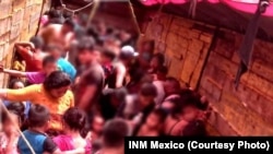 Migrantes rescatados por las autoridades en México, transportados en camiones de carga. (Twitter/INM).