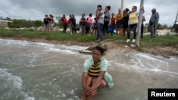 Marbelia Estrada, de 56 años, quien perdió a un hijo y una hija en un barco migrante junto a familiares de otros desaparecidos en el mismo naufragio, en la playa de La Salina, Cuba, el 19 de junio de 2024. REUTERS/Alexandre Meneghini.