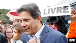 El exministro Fernando Haddad visita en la cárcel al expresidente brasileño Lula da Silva. (Archivo)