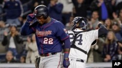 Miguel Sanó (22) de los Mellizos de Minnesota tras poncharse en la parte baja del primer inning en el primer juego de la Serie Divisional de la Liga Americana ante los Yanquis de Nueva York, el viernes 4 de octubre de 2019. (AP Foto/Frank Franklin II)