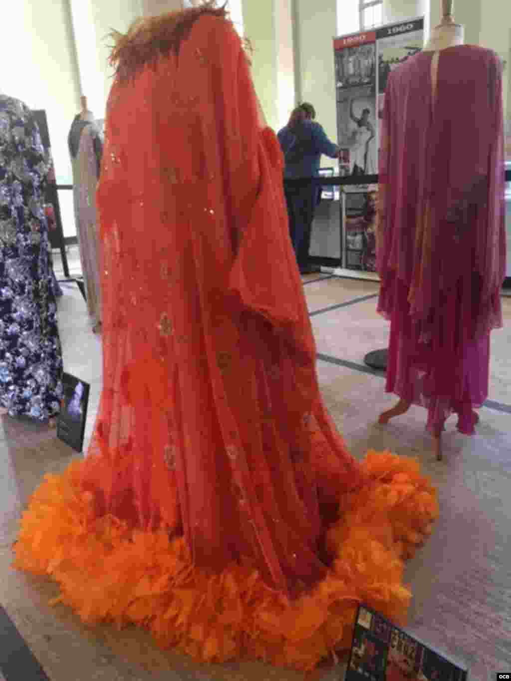 Los vestidos que Celia Cruz lució en sus presentaciones alrededor del mundo forman parte de la exhibición. (Foto: Carmen María Rodríguez)