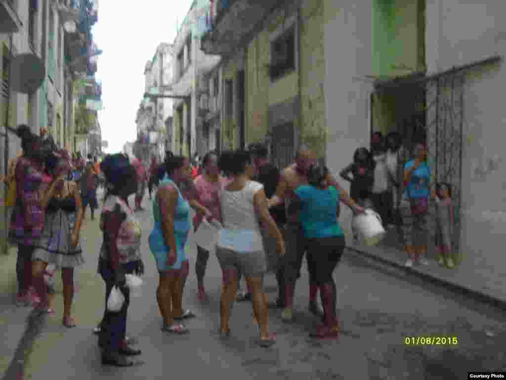 Los vecinos intervienen en defensa de las Damas de Blanco.