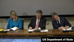 El Secretario de Estado Antony Blinken, el canciller mexicano Marcelo Ebrard, y la Ministra de Relaciones Exteriores de Canadá, Melanie Joly, firman la Declaración de América del Norte sobre la Asociación para la Equidad y la Justicia Racial. 