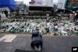 Un hombre reza por las víctimas de la estampida ocurida en Seúl, Corea del Sur, durante la pasada celebración de Halloween.