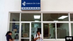 Estudiantes colombianas en una oficina de correos de la Escuela Latinoamericana de Medicina.