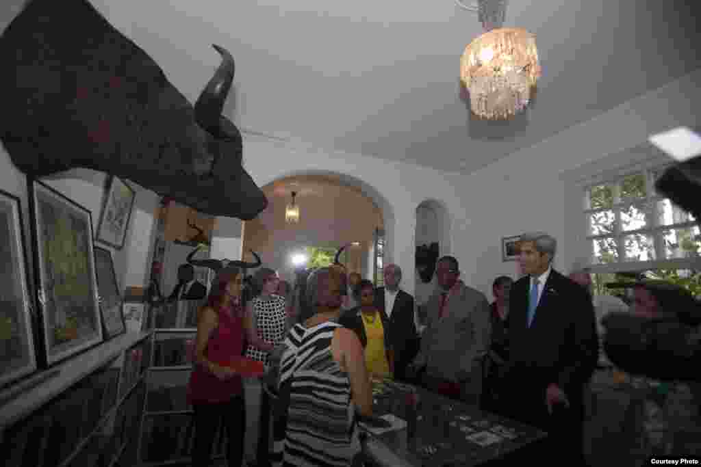 Interior de la casa donde vivió Ernest Hemingway durante la visita del secretario de Estado John Kerry.