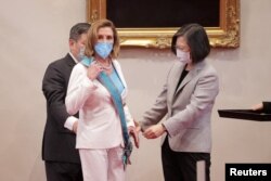 Tsai Ing-wen, presidenta de Taiwán, entrega a Nancy Pelosi el honor civil, la Orden de las Nubes Propicias.