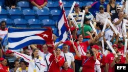 Hinchas del campeón cubano, Villa Clara, animan al equipo ante Indios de Mayagüez