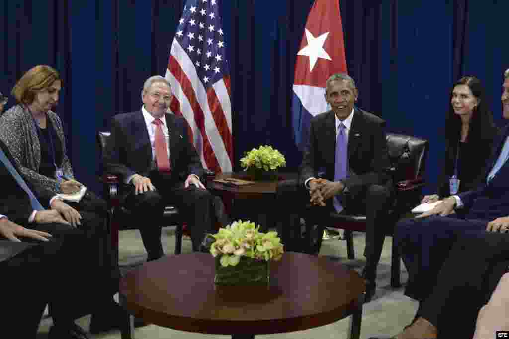 Barack Obama se reúne con su homólogo cubano, Raúl Castro, en la sede de las Naciones Unidas en Nueva York. EFE