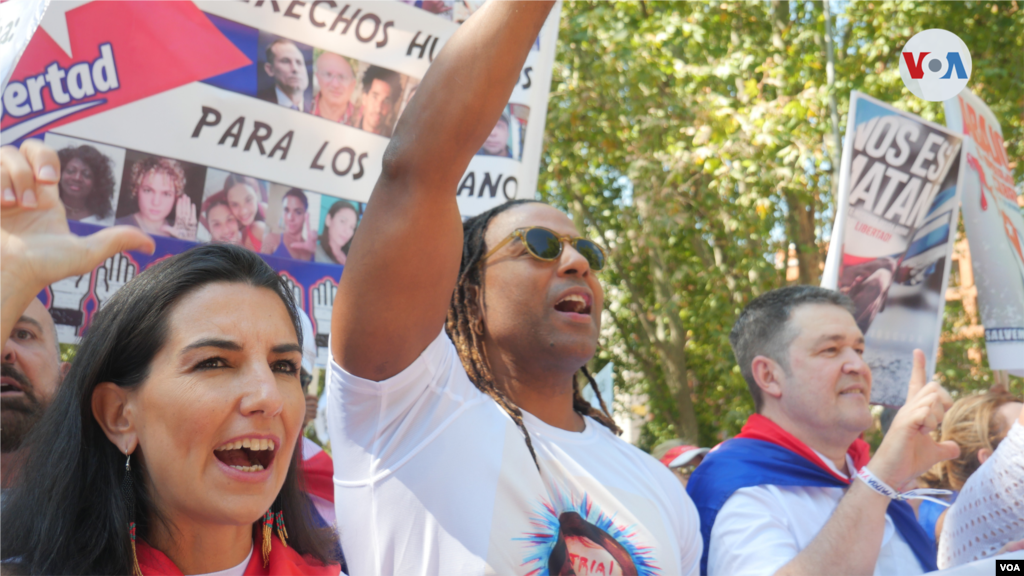 La dirigente española de origen cubano del partido VOX, Rosario Monasterio, y el artista y activista Yotuel Romero, encabezaron la protesta, que empezó en Cuesta de Moyano y terminó en la céntrica Plaza de Cibeles, en Madrid, España.