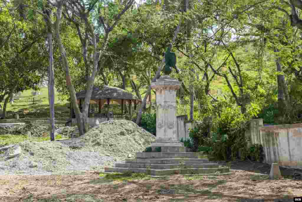 Figura alegorica a una cotorra en el parque aledaño a la embotelladora La Cotorra.