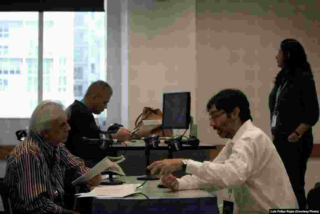 El periodista y escritor Orlando González Esteva, durante una entrevista para el programa Entre Nosotros de Radio Martí.