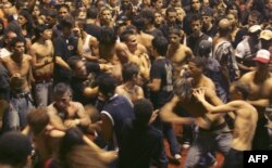 Fanáticos cubanos en un concierto del grupo Sepultura en La Habana, julio de 2008.