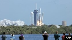 Un cohete Falcon Heavy de SpaceX con la nave espacial Europa Clipper a bordo despega del Complejo de Lanzamiento 39A del Centro Espacial Kennedy de la NASA en Cabo Cañaveral el 14 de octubre de 2024.