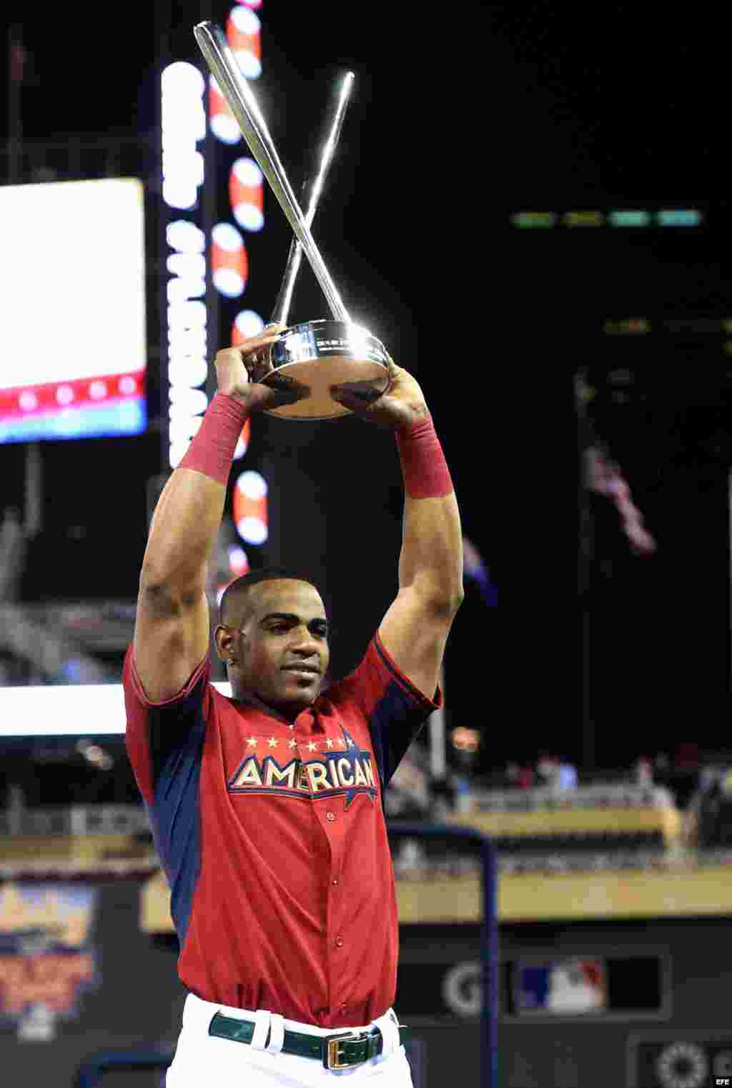 Céspedes, de los Atléticos de Oakland con el trofeo de campeón