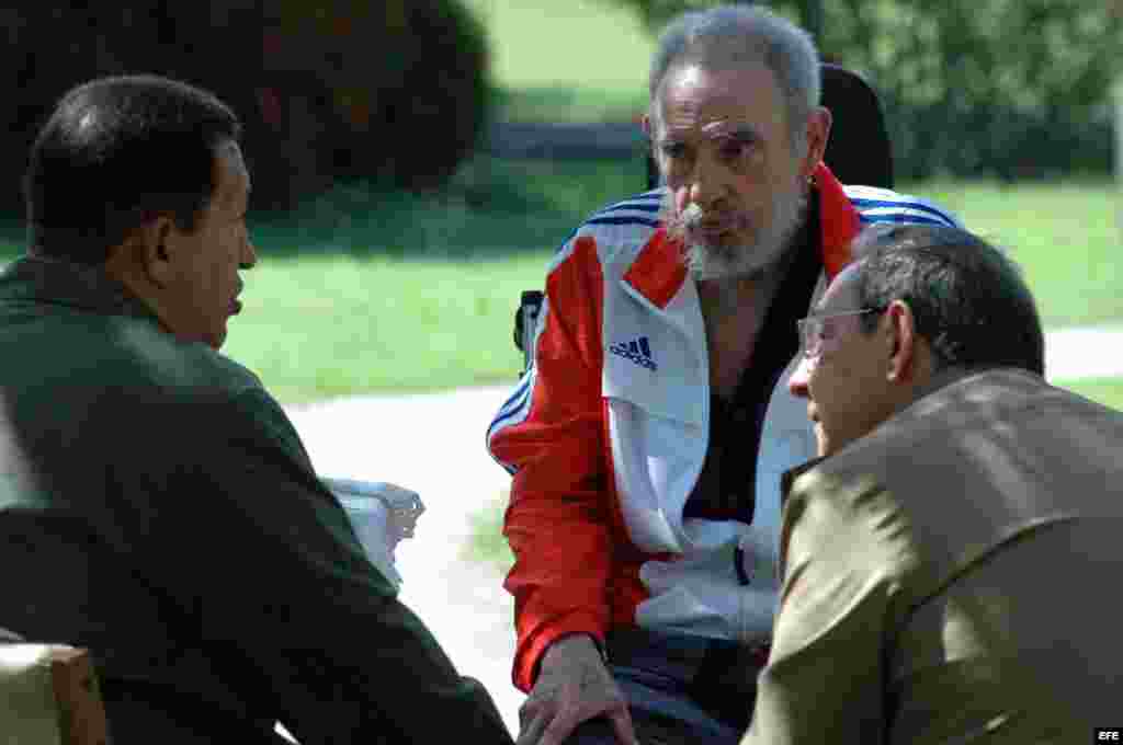 Fotografía de archivo. Fidel Castro (c) y su hermano, el actual gobernante de Cuba, Raúl (d), con el mandatario venezolano, Hugo Chávez (i) en La Habana.