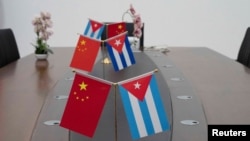 Una sala de reuniones decorada con las banderas de China y Cuba en la fábrica de vehículos eléctricos del Caribe (VEDCA), en La Habana. REUTERS/Alexandre Meneghini