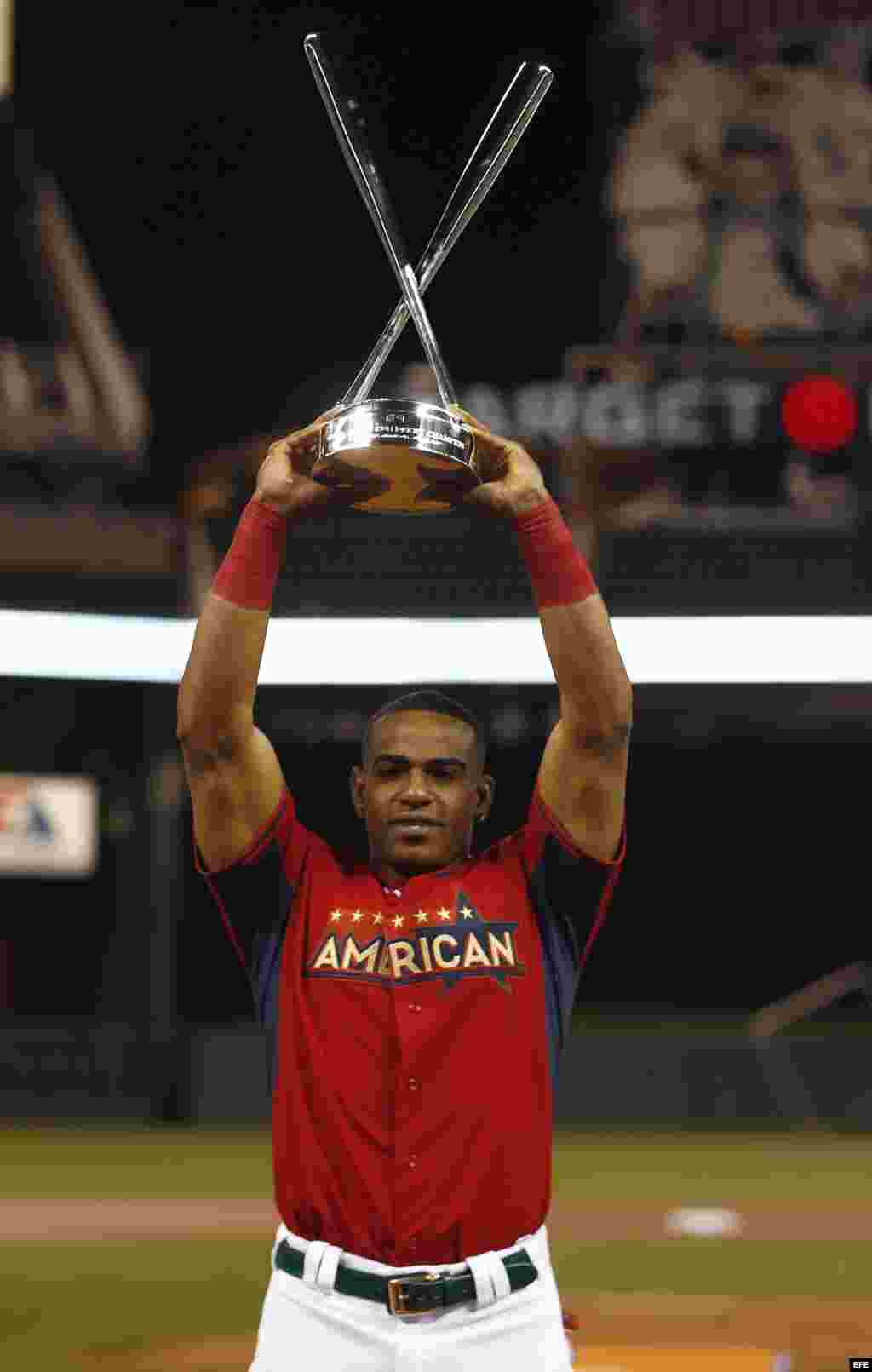 Yoenis Céspedes con el trofeo de campeón.