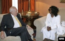 García-Margallo (I), durante una reunión con la líder de las Damas de Blanco, Berta soler.