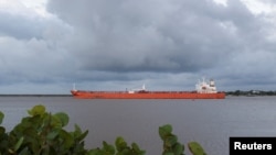 El petrolero Vilma, con bandera de Cuba, sale del puerto mexicano de Pajaritos en camino a Cuba.(REUTERS/Angel Hernández)