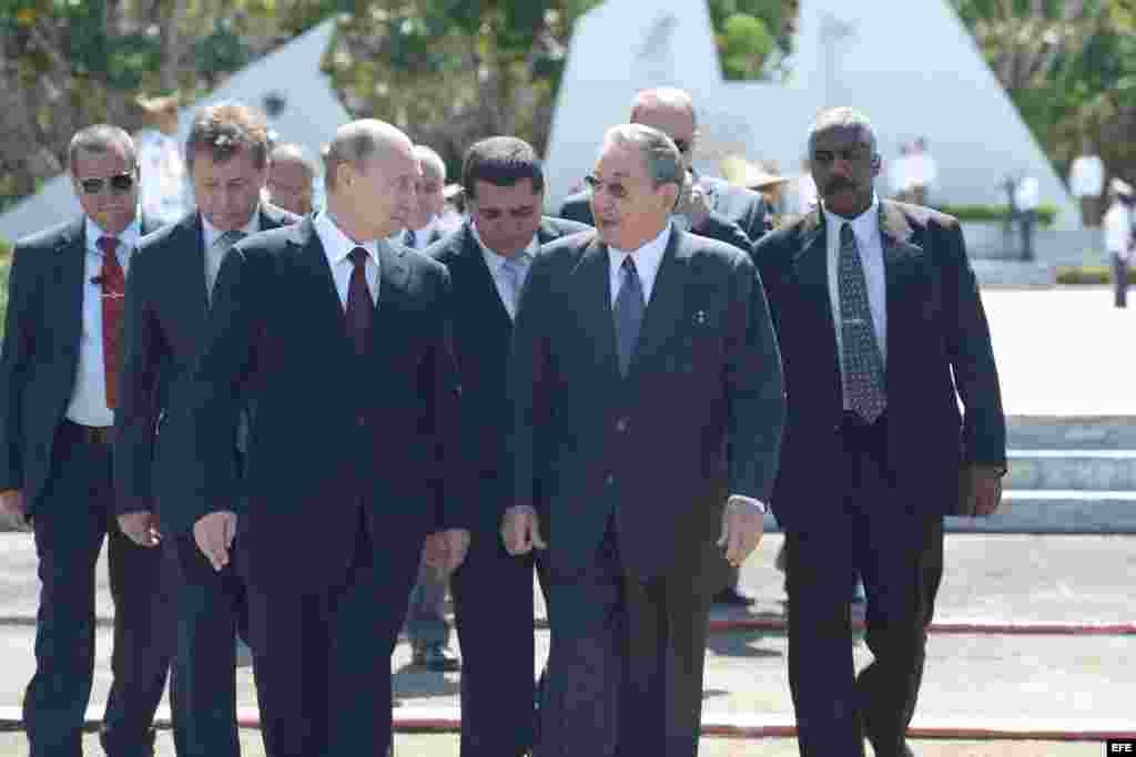 Vladimir Putin junto a Castro en el monumento al soldado soviético.