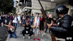 Miembros de la Policía Nacional Bolivariana enfrentan a manifestantes en la Plaza Altamira, en Caracas Venezuela (15/02/2014)