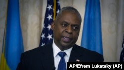 El secretario de Defensa de Estados Unidos, Lloyd Austin, en la Academia Diplomática de Ucrania en Kiev, Ucrania, el lunes 21 de octubre de 2024. (Foto AP/Efrem Lukatsky)