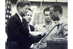 El 29 de diciembre de 1962, Oliva se dirigió a miles de veteranos de la Brigada 2506 y sus familias, reunidos durante una ceremonia en el estadio Orange Bowl de Miami, donde se le entregó al presidente John F. Kennedy la bandera de la Brigada.