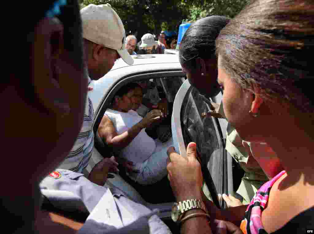 Las disidentes cubanas "Damas de Blanco" sufrieron un duro hostigamiento por parte de seguidores del Gobierno de la isla cuando intentaban congregarse en un concurrido punto de La Habana para iniciar una caminata por el "Día Internacional de los Derechos 