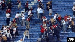 Hinchas de River Plate de Argentina se enfrentan a la policia paraguaya el 18 de julio de 2006, en Asuncion durante incidentes ocurridos al finalizar el partido contra Libertad de Paraguay por los cuartos de final de Copa Libertadores. 