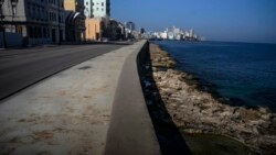 Profesor Albert Sánchez realiza su caminata pacífica en solitario