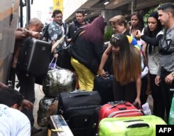 Médicos cubanos en el aeropuerto de Brasilia, antes de viajar de regreso a la isla.