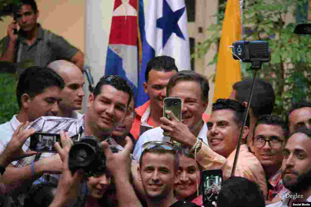 El presidente Varela se toma fotografías con los jóvenes que componen la delegación cubana a la Jornada Mundial de la Juventud (JMJ) Panamá 2019.