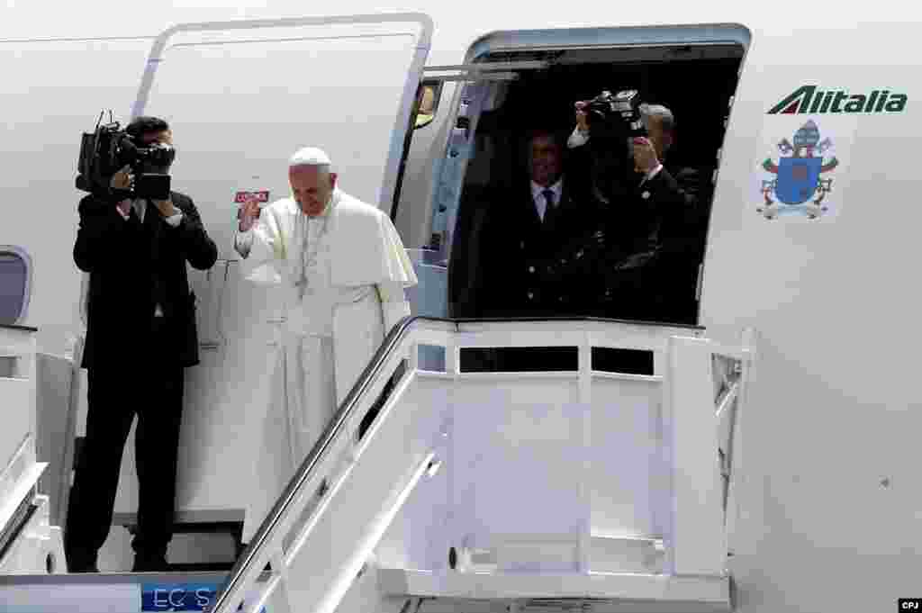 Desde la escalerilla del avión de Alitalia que lleva a Francisco de Santiago a Washington.