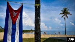 Una bandera cubana en la Playa de Bacuranao. AFP/ Yamil Lage / AFP