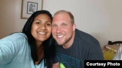 Joshua Holt y su esposa ecuatoriano-venezolana Thamara Caleño