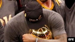 LeBron abrza el trofeo Larry O'Brien.