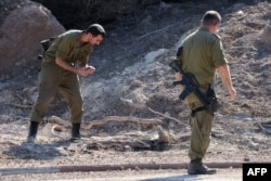 Soldados israelíes recogen escombros del lugar de un ataque con cohetes, disparados desde el Líbano, en el kibutz de Maagan Michael, al sur de Haifa, el 22 de octubre de 2024, en medio de la guerra en curso entre Israel y Hezbolá. (Foto de JACK GUEZ / AFP)