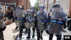 La policía estatal de Virginia contiene a la multitud en Charlottesville luego de que el supremacista blanco Jason Kessler fuera expulsado de una conferencia de prensa en el Ayuntamiento de la ciudad.