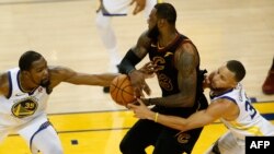 LeBron Jamesde los Cleveland Cavaliers junto a Kevin Durant y Stephen Curry de Golden State Warriors.