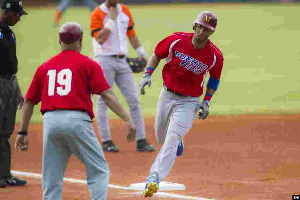 Eddie Rosario de Indios de Mayagüez de Puerto Rico corre a al plato luego de un jonrón ante Villa Clara