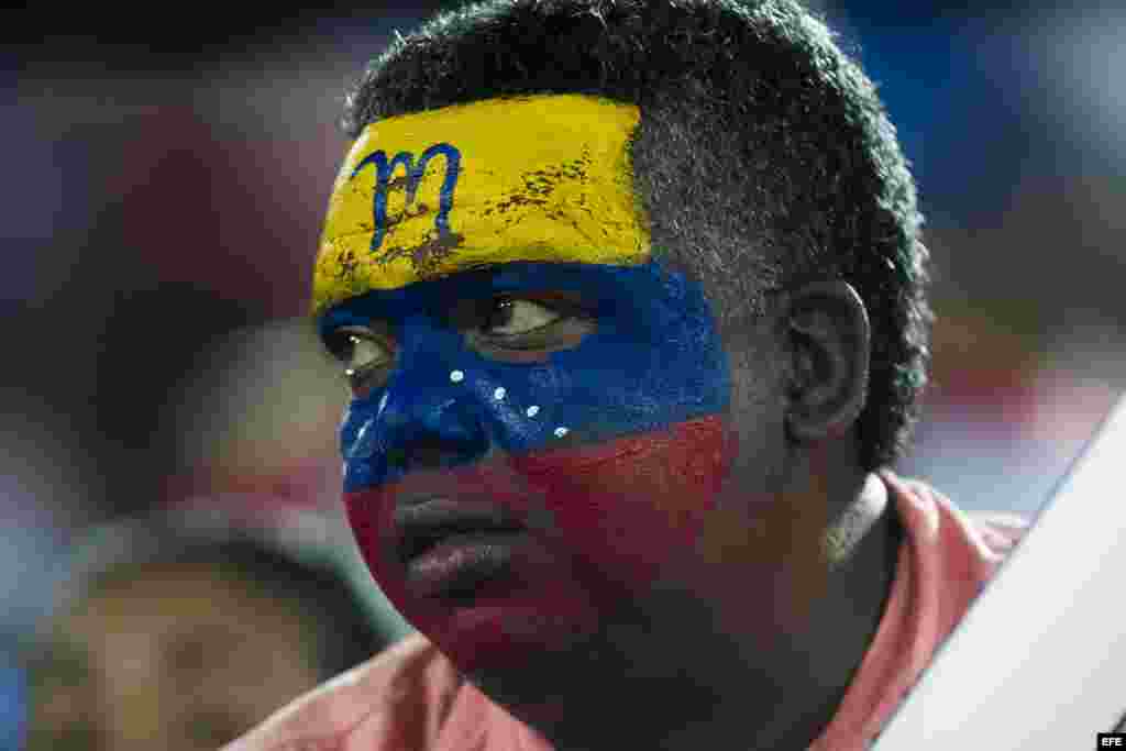 Luis Figueroa (c) de los Indios de Mayagüez de Puerto Rico celebra con sus compañeros de equipo tras anotar una carrera.