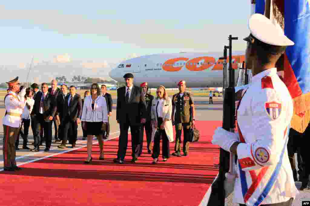 Una fotografía publicada por la oficina de prensa del Palacio de Miraflores muestra al presidente de Venezuela, Nicolás Maduro (centro), y a la primera dama de Venezuela, Cilia Flores (derecha), pasando revista a una guardia de honor a su llegada al Aeropuerto Internacional José Martí de La Habana el 15 de septiembre de 2023.&nbsp;AFP PHOTO / VENEZUELAN PRESIDENCY /ZURIMAR CAMPOS