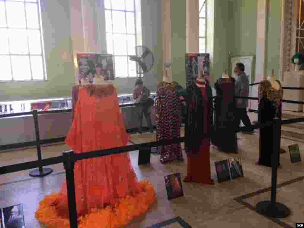 Los vestidos que Celia Cruz lució en sus presentaciones alrededor del mundo forman parte de la exhibición. (Foto: Carmen María Rodríguez)